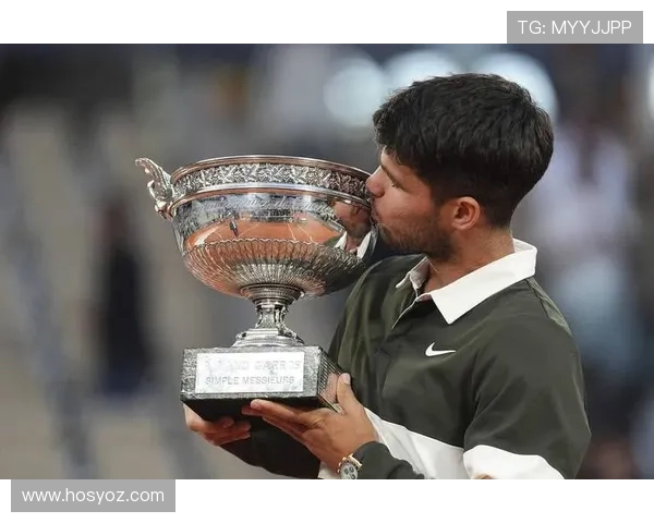 梅德韦杰夫逆转战胜阿尔卡拉斯 赢得巴黎大师赛首冠