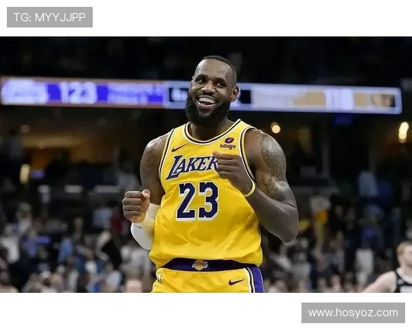 詹姆斯复出助湖人迎战勇士，季前赛引发全场热议